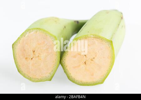 banana verde su sfondo bianco, immagine ravvicinata Foto Stock