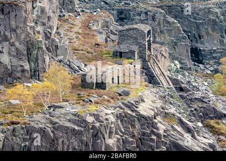 Vista della vecchia lavorazione dell'ardesia a Dinorwig nel Galles del Nord che mostra capanna tortuosa per la funivia Foto Stock