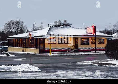 Baldwinsville, New York, Stati Uniti. Febbraio 27, 2020. Vista del punto di riferimento locale, B'Ville Diner nel piccolo villaggio di Baldwinsville, NY su un morni invernale Foto Stock