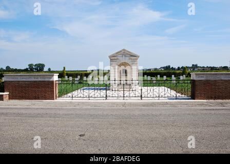 Cimitero di guerra di Villanova a Bagnacavallo, Ravenna, Emilia Romagna, Italia. Foto Stock