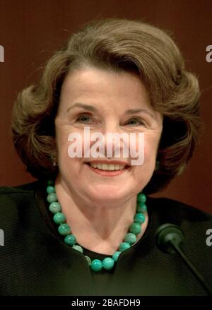 Washington, DC - 12 Gennaio 2006 -- Il senatore degli Stati Uniti Diane Feinstein (democratico della California) segue i procedimenti durante la testimonianza del giudice Samuel A. Alito dinanzi al Comitato giudiziario del Senato degli Stati Uniti sulla sua nomina a giudice associato della Corte Suprema degli Stati Uniti a Washington, DC il 12 gennaio 2006.Credit: Ron Sachs/CNP (RESTRIZIONE: NO New York o New Jersey Quotidiani o giornali entro un raggio di 75 miglia da New York City) | utilizzo in tutto il mondo Foto Stock