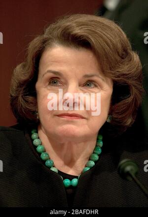 Washington, DC - 12 Gennaio 2006 -- Il senatore degli Stati Uniti Diane Feinstein (democratico della California) segue i procedimenti durante la testimonianza del giudice Samuel A. Alito dinanzi al Comitato giudiziario del Senato degli Stati Uniti sulla sua nomina a giudice associato della Corte Suprema degli Stati Uniti a Washington, DC il 12 gennaio 2006.Credit: Ron Sachs/CNP (RESTRIZIONE: NO New York o New Jersey Quotidiani o giornali entro un raggio di 75 miglia da New York City) | utilizzo in tutto il mondo Foto Stock