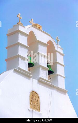 Mykonos, Grecia chiesa bianca torre campanaria in Cicladi isola Foto Stock