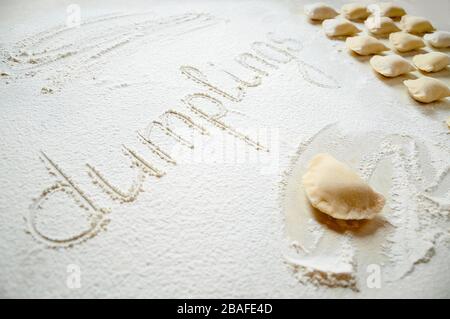 Gnocchi con patate su fondo bianco. Cibo tradizionale ucraino. Cottura di gnocchi crudi con patate. Foto Stock