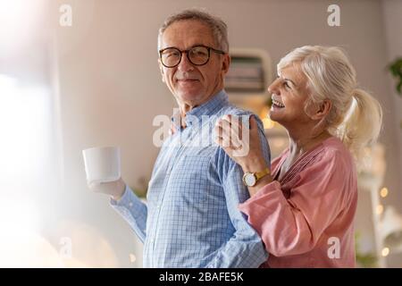 Ritratto di una felice coppia senior che si rilassa insieme a casa Foto Stock