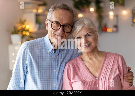 Ritratto di una felice coppia senior che si rilassa insieme a casa Foto Stock