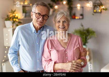 Ritratto di una felice coppia senior che si rilassa insieme a casa Foto Stock