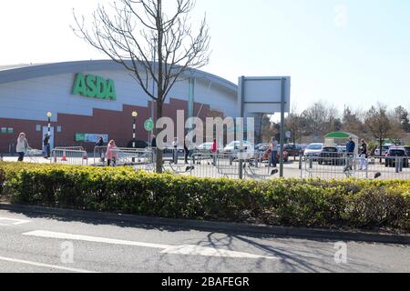 Llandudno venerdì 27 marzo, Social Distancing. Accodamento al di fuori dei supermercati il numero di acquirenti è limitato, come i supermercati stanno applicando la regola dei due metri, anche i clienti sono stati chiedere di pagare con carta per evitare di pagare contanti. Credit : Mike Clarke/ Alamy Live News Foto Stock