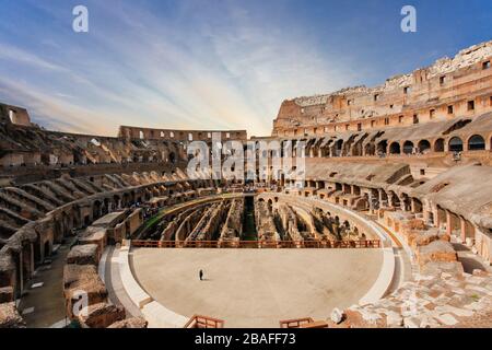 Colosseo interno con un uomo Foto Stock