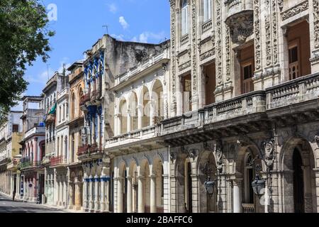 Edifici storici, case coloniali e facciate al Paseo del Prado a l'Avana Vecchia, Habana Vieja, Cuba Foto Stock