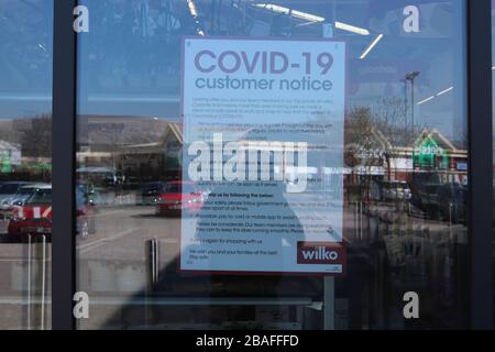 Llandudno venerdì 27 marzo, Social Distancing. Accodamento al di fuori dei supermercati il numero di acquirenti è limitato, come i supermercati stanno applicando la regola dei due metri, anche i clienti sono stati chiedere di pagare con carta per evitare di pagare contanti. Credit : Mike Clarke/ Alamy Live News Foto Stock