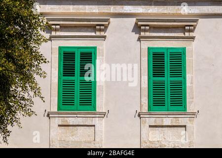 Windows nelle facciate delle antiche case medievali Foto Stock