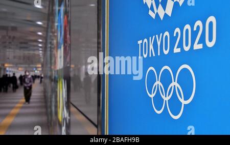 Tokyo, Giappone. 27 marzo 2020. Venerdì 27 marzo 2020 a Tokyo, in Giappone, viene presentato un poster per i Giochi Olimpici di Tokyo. Il governo del Giappone e il Comitato Olimpico Internazionale hanno convenuto di rinviare i Giochi Olimpici di Tokyo 2020 fino al 2021 a causa della pandemia di coronavirus. Foto di Keizo Mori/UPI Credit: UPI/Alamy Live News Foto Stock