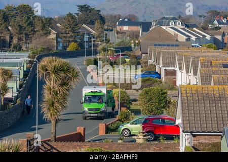 Tywyn, Regno Unito. 27 marzo 2020. Tywyn, 27 marzo 2020. ASDA consegna casa a persone in blocco in bungalow a Tywyn, vicino Aberdovey, Gwynedd. Credit: Jon Freeman/Alamy Live News Foto Stock