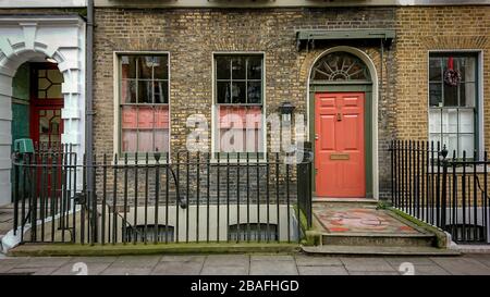 Georgian Townhouse, Bloomsbury, Londra. Tipiche case cittadine d'epoca in via Doughty dove una volta visse l'autore britannico Charles Dickens. Foto Stock