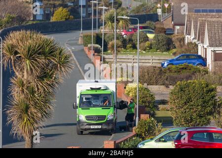 Tywyn, Regno Unito. 27 marzo 2020. Tywyn, 27 marzo 2020. ASDA consegna casa a persone in blocco in bungalow a Tywyn, vicino Aberdovey, Gwynedd. Credit: Jon Freeman/Alamy Live News Foto Stock