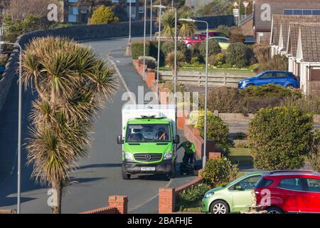 Tywyn, Regno Unito. 27 marzo 2020. Tywyn, 27 marzo 2020. ASDA consegna casa a persone in blocco in bungalow a Tywyn, vicino Aberdovey, Gwynedd. Credit: Jon Freeman/Alamy Live News Foto Stock