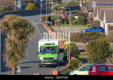 Tywyn, Regno Unito. 27 marzo 2020. Tywyn, 27 marzo 2020. ASDA consegna casa a persone in blocco in bungalow a Tywyn, vicino Aberdovey, Gwynedd. Credit: Jon Freeman/Alamy Live News Foto Stock