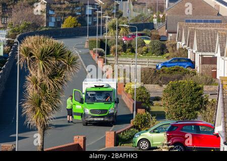 Tywyn, Regno Unito. 27 marzo 2020. Tywyn, 27 marzo 2020. ASDA consegna casa a persone in blocco in bungalow a Tywyn, vicino Aberdovey, Gwynedd. Credit: Jon Freeman/Alamy Live News Foto Stock