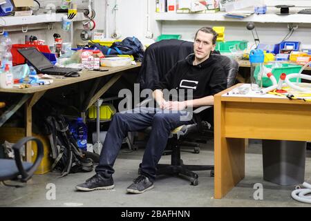 Mateusz Janowski, autore dell'idea e progettista del dispositivo posa per una foto al suo workshop.ingegneri polacchi dalla società di Cracovia Urbicum ha creato VentilAid - un prototipo funzionante di un ventilatore che può essere stampato su una stampante 3D. Attualmente, diverse dozzine di team in tutto il mondo stanno lavorando per modificare il progetto e introdurre il dispositivo per una produzione efficace. E' inteso come ultima risorsa in caso di mancanza di attrezzature professionali. Il suo design semplice e i materiali ampiamente disponibili lo rendono facile da fabbricare indipendentemente dalla posizione. Foto Stock