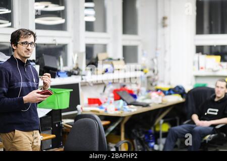 Szymon Chrupczalski, coordinatore del progetto VentilAid, parla con un ingegnere di uno degli altri gruppi di supporto al progetto. Ingegneri polacchi dell'azienda di Cracovia Urbicum hanno creato VentilAid - un prototipo funzionante di un ventilatore che può essere stampato su una stampante 3D. Attualmente, diverse dozzine di team in tutto il mondo stanno lavorando per modificare il progetto e introdurre il dispositivo per una produzione efficace. E' inteso come ultima risorsa in caso di mancanza di attrezzature professionali. Il suo design semplice e i materiali ampiamente disponibili lo rendono facile da fabbricare indipendentemente dalla posizione. Foto Stock