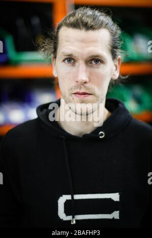 Mateusz Janowski, autore dell'idea e progettista del dispositivo posa per una foto al suo workshop.ingegneri polacchi dalla società di Cracovia Urbicum ha creato VentilAid - un prototipo funzionante di un ventilatore che può essere stampato su una stampante 3D. Attualmente, diverse dozzine di team in tutto il mondo stanno lavorando per modificare il progetto e introdurre il dispositivo per una produzione efficace. E' inteso come ultima risorsa in caso di mancanza di attrezzature professionali. Il suo design semplice e i materiali ampiamente disponibili lo rendono facile da fabbricare indipendentemente dalla posizione. Foto Stock