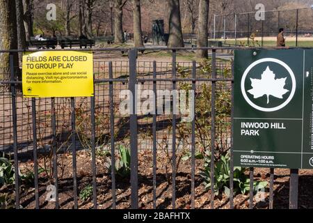 Un cartello giallo posto dal dipartimento di parchi e divertimenti di nyc legge che i campi di Inwood Park sono chiusi al gioco di gruppo a causa del coronavirus o del covid-19 Foto Stock
