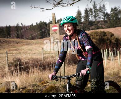 Giovane donna equitazione mountain bike Foto Stock