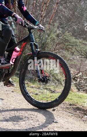 Dettaglio della ruota anteriore della mountain bike che viene guidata Foto Stock