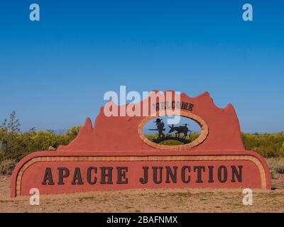 Cartello di benvenuto Apache Junction, Apache Trail, Arizona. Foto Stock