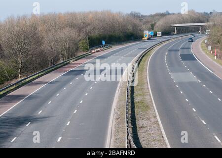 Autostrada quasi vuota a Lancashire a causa della pandemia di Coronavirus. Guarda verso nord allo svincolo 8 sulla M61 - A674 per Chorley Foto Stock