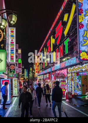 Tokyo Robot Restaurant a Kabukicho Shinjuku Tokyo. Ristorante a tema robot e spettacolo al piano. Spettacolo di cabaret al Ristorante Robot di Tokyo. Foto Stock