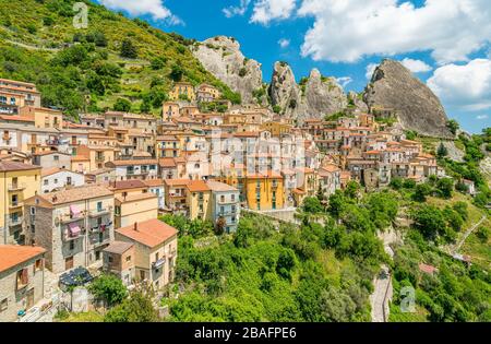 Vista panoramica su Castelmezzano, provincia di potenza, nella regione meridionale della Basilicata. Foto Stock