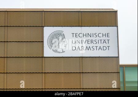 Edificio universitario con il logo della Technische Universität Darmstadt (Università della tecnologia). Darmstadt, Germania. Foto Stock