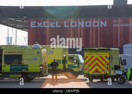 Excel, Londra, Regno Unito. 27 marzo 2020. Un nuovo ospedale si aprirà per fornire supporto a migliaia di altri pazienti affetti da coronavirus, con una capacità di ospitare fino a 4,000 pazienti, ha annunciato NHS. Oggi il centro Excel è stato recintato. Credit: Marcin Nowak/Alamy Live News Foto Stock