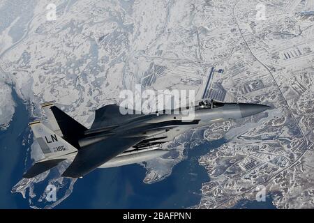 Un combattente delle forze aeree statunitensi F-15C Eagle assegnato alla 48a Fighter Wing, durante le operazioni aeree a sostegno della Bomber Task Force Europe 20-2 17 marzo 2020 su Keflavik, Islanda. Foto Stock