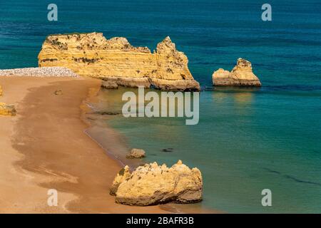 La costa di Lagos in Portogallo, la spiaggia di Dona Ana Foto Stock