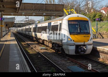 Westcliff-on-Sea, Regno Unito. 27 marzo 2020. Un treno Electrostar C2C classe 357 presso la stazione ferroviaria di Westcliff-on-Sea durante il blocco della pandemia di COVID-19 nel 2020. I servizi ferroviari continuarono a operare per i viaggi essenziali, supportando i lavoratori chiave che si spostavano verso ruoli critici. L'immagine riflette l'atmosfera attenuata delle infrastrutture di trasporto dell'era pandemica, con un numero ridotto di passeggeri e una maggiore consapevolezza della salute pubblica. Penelope Barritt/Alamy Live News Foto Stock