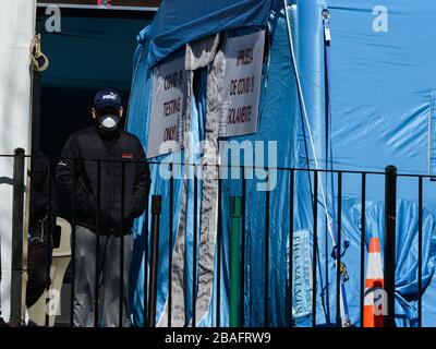 New York Queens, Stati Uniti. 27 marzo 2020. Elmhurst Hospital Coronavirus Test Center. Almeno 13 pazienti sono morti per coronavirus in 24 ore presso un ospedale Elmhurst di New York .Marcus Santos. 03/27/20. New York Queens. Marcus Santos. Credit: Marcus Santos/ZUMA Wire/Alamy Live News Foto Stock