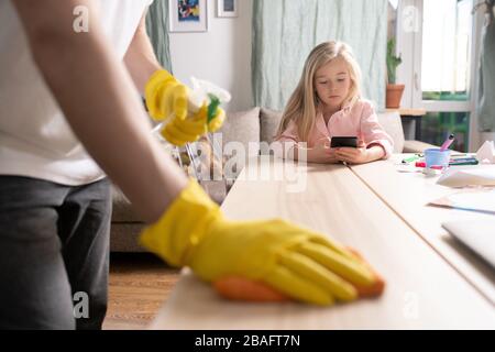 Madre E Bambino In Guanti Di Gomma Con Spray Pulizia A Casa - Fotografie  stock e altre immagini di Adulto - iStock