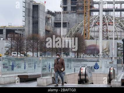 Una persona che indossa la maschera facciale per proteggere dal virus Corona (COVID-19) che esce dalla stazione della metropolitana a Taksim, istanbul. Foto Stock