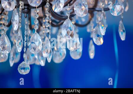 Splendido lampadario di cristallo con sfondo blu Foto Stock