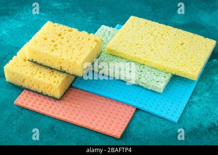 Cucina lavastoviglie, concetto di pulizia, lavori domestici. Spugne colorate per la cucina per la pulizia da vicino, pulizie Foto Stock