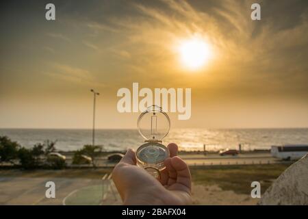 Compass primo piano con bel tramonto Foto Stock