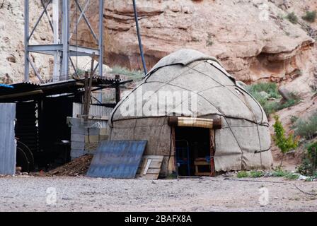 Yurt tradizionale kirghiso. Periferia di Bishkek, Kirghizistan. Foto Stock