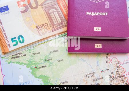 Banconote in euro e passaporti biometrici sulla mappa. Foto Stock