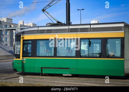 Helsinki, Finlandia. 27 marzo 2020. Tram HSL 6T verso il Terminal Ovest, il Porto di Helsinki corre vuoto durante la pandemia di coronavirus. Foto Stock