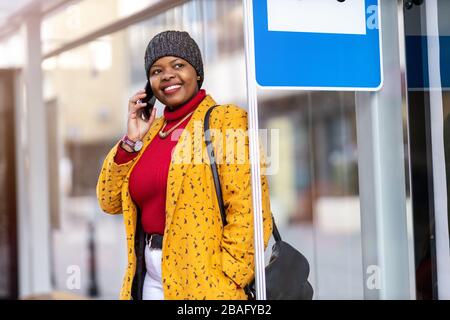 Giovane donna con smartphone in un'area urbana della città Foto Stock