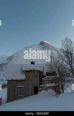 Una casa abbandonata nel paesaggio innevato vicino alla zona di Sildpolnes Sjocamp vicino a Svolvaer sull'isola di Austvag nelle Isole Lofoten, Nordland County, Norvegia Foto Stock