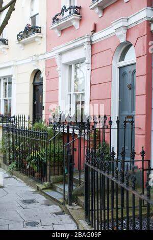 Case a schiera colorate dipinte in stile vittoriano su una strada di Londra (Kentish Town) Foto Stock